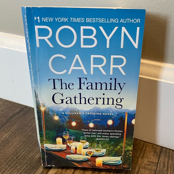 👓 3 for $25 👓The Family Gathering by Robyn Carr - Picture 1 of 2